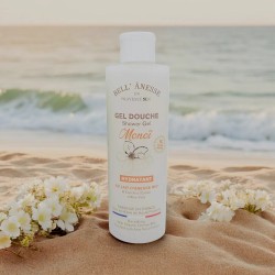 GEL DOUCHE MONOI BIO - BELL'ANESSE - 250ml - flacon de gel douche sur lit de sable et fleurs de tiaré avec océan en fond