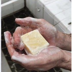 SHAMPOOING SOLIDE BANANE - SAVON STORIES - 70g - shampoing moussant dans les mains