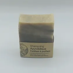 Shampooing ayurvédique posé verticalement sur un fond nautre