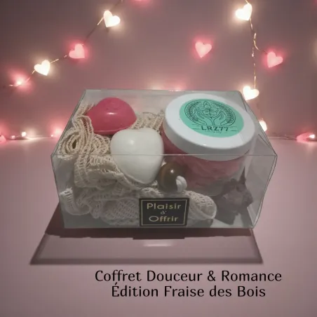Coffret Bain Douceur Fraise des Bois – Transparent contenant chantilly, fleur de douche et 2 savons coeur eternel sur fond rose.