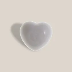 savon coeur eternel blanc sur fond beige