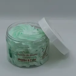 chantilly menthe à l'eau sur fond gris