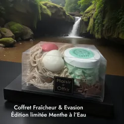Coffret chantilly menthe a l'eau avec fleur de douche et savons coeur sur fond cascade d'eau