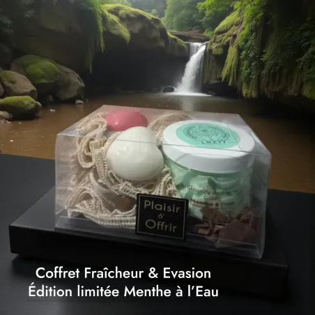Coffret chantilly menthe a l'eau avec fleur de douche et savons coeur sur fond cascade d'eau
