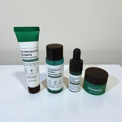 les 4 produits du coffret Anti-Acné MOOYAM – Tea Tree & Acide Salicylique (30 jours) posés sur une table blanche