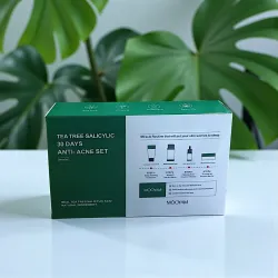 le coffret Anti-Acné MOOYAM – Tea Tree & Acide Salicylique (30 jours) sur fond avec plantes vertes