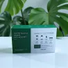 le coffret Anti-Acné MOOYAM – Tea Tree & Acide Salicylique (30 jours) sur fond avec plantes vertes