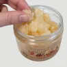 Main prélevant gommage sucre abricot coco bio