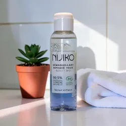 Démaquillant biphasé yeux BIO NIJIKO ambiance salle de bain