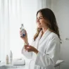 Femme appliquant démaquillant biphasé yeux BIO NIJIKO
