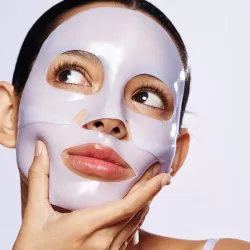 Application masque visage hydrogel Biodance – soin coréen sans rinçage