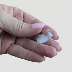 Texture crème mains monoï Bell'Ânesse fond neutre