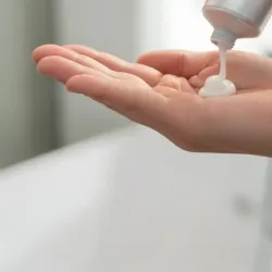 Dépôt crème mains monoï sur paume – absorption rapide