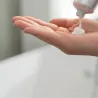 Dépôt crème mains monoï sur paume – absorption rapide