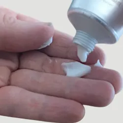 Application crème mains monoï Bell'Ânesse peau claire