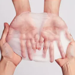 Application sérum masque tissu visage sur mains