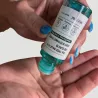 Toner apaisant anti-acné Tea Tree en main