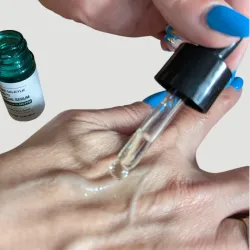 Sérum anti-acné pipette gouttes sur main