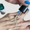 Sérum anti-acné pipette gouttes sur main