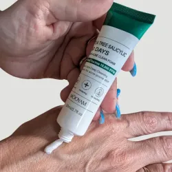 Mousse nettoyante anti-acné Tea Tree en main