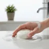 Savon lait d'ânesse moussant sur lavabo