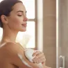 Femme utilisant savon lait d'ânesse sous douche