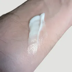 Application crème mains corps acide hyaluronique