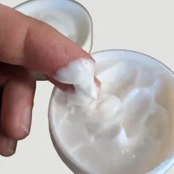 Texture crème lait d'ânesse pot ouvert prélèvement