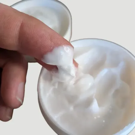 Texture crème lait d'ânesse pot ouvert prélèvement