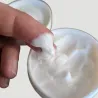 Texture crème lait d'ânesse pot ouvert prélèvement