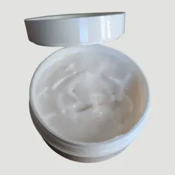 Pot crème mains ouvert texture blanche légère