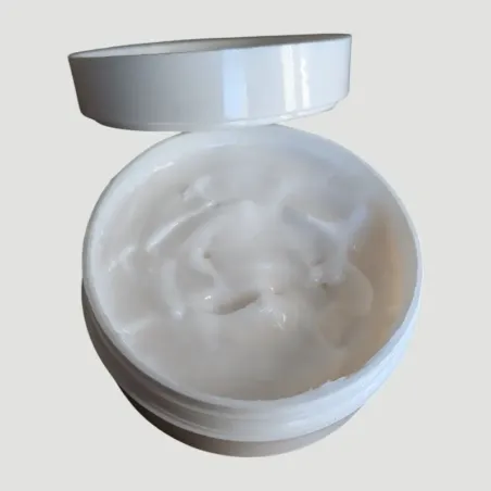 Pot crème mains ouvert texture blanche légère