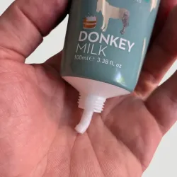 Tube crème mains Body Farm Donkey Milk tenu en main