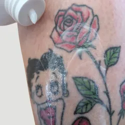 Application lait corps hydratant peau tatouée