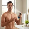 Homme utilisant brume corporelle Volcanic post-douche