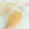La brosse en bambou apporte douceur et brillance à vos cheveux.