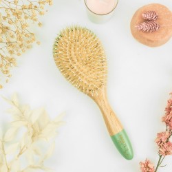 La brosse en bambou apporte douceur et brillance à vos cheveux.