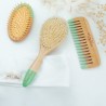 La brosse en bambou apporte douceur et brillance à vos cheveux.