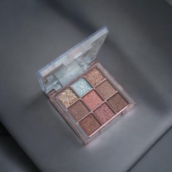 Palette de Fards à Paupières : Teintes Claires et Pailletées.