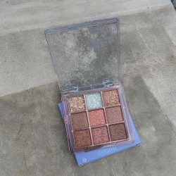 Palette de Fards à Paupières : Teintes Claires et Pailletées.