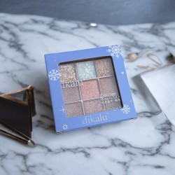 Palette de Fards à Paupières : Teintes Claires et Pailletées.