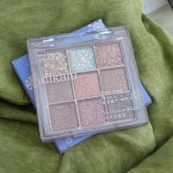 Palette de Fards à Paupières : Teintes Claires et Pailletées.