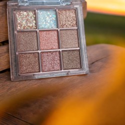 Palette de Fards à Paupières : Teintes Claires et Pailletées.