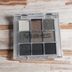 Fard à Paupières Grise Pailleté pour un Regard Étincelant